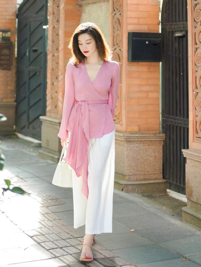 想要穿出少女感不如试一试粉色衬衫白色背带裤元气十足