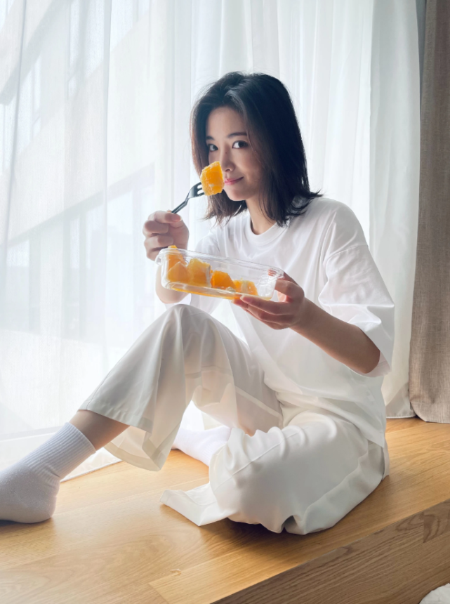 许佳琪拍摄生日写真纯白休闲套装清爽简约披肩长发美如初恋