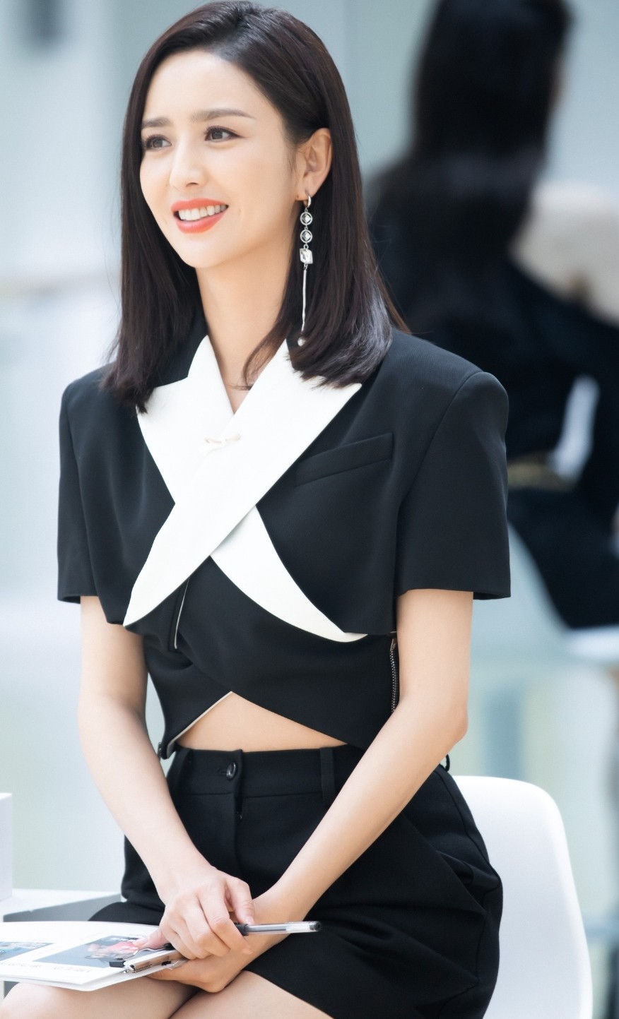 38岁佟丽娅身材惹人羡露小蛮腰真吸睛脚踩恨天高双腿细长