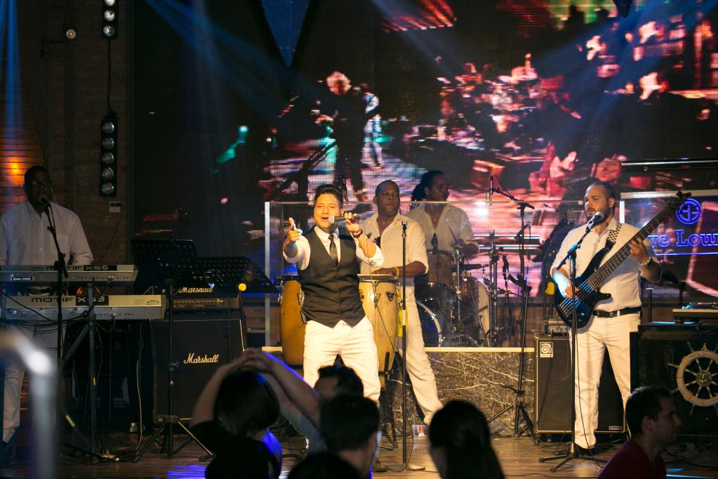 "拉丁摇滚家"乐队在酒吧内演出.图片由受访者提供