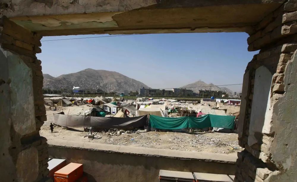 这是2011年10月1日在喀布尔拍摄的一处难民营地。新华社记者 龚兵 摄