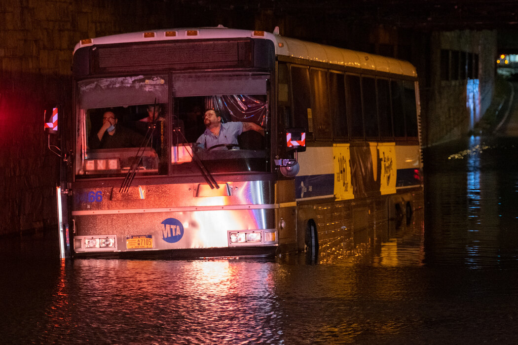 In the early morning of September 2, floods flooded into the underground passage in Queens, causing a bus to be trapped.Pictured from the New York Times