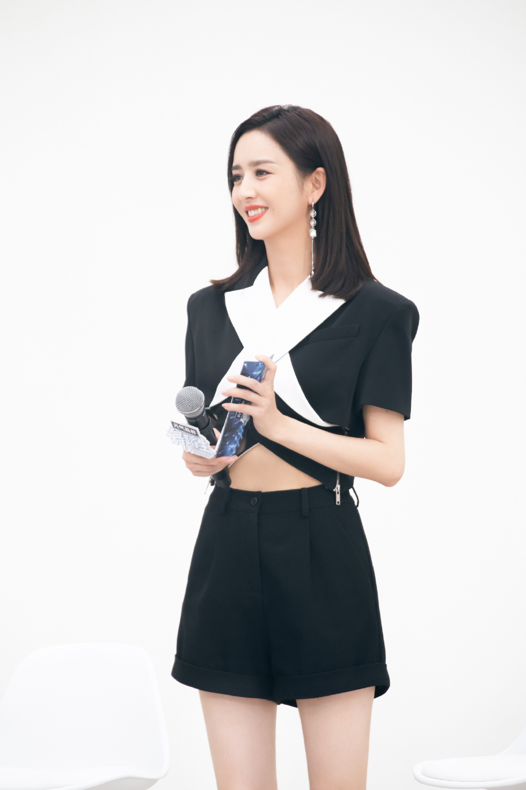 佟丽娅综艺节目近照曝光 黑白搭配干练气质佳|佟丽娅|近照曝光_新浪