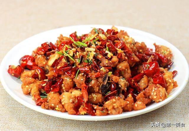 香辣鸡块怎么做才好吃原来选用辣椒有讲究厨师长详细讲解做法