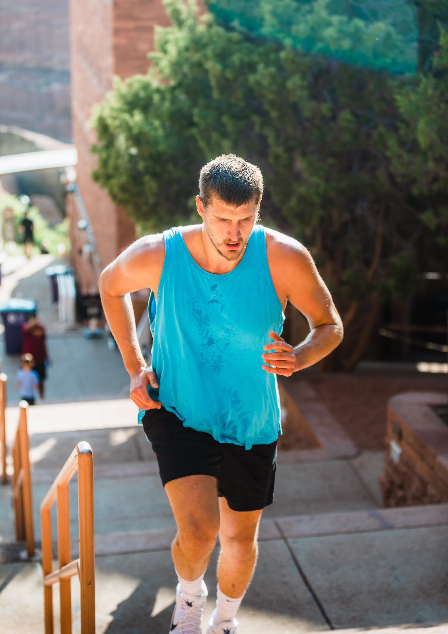 掘金官方晒出约基奇锻炼照片