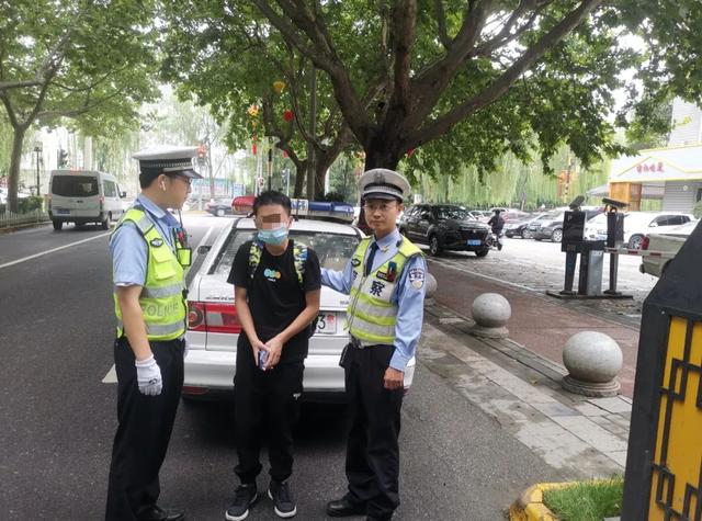 “你们能保护我安全吗？”误入传销组织小伙当街抱住民警胳膊休闲区蓝鸢梦想 - Www.slyday.coM