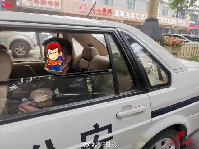 “你们能保护我安全吗？”误入传销组织小伙当街抱住民警胳膊休闲区蓝鸢梦想 - Www.slyday.coM