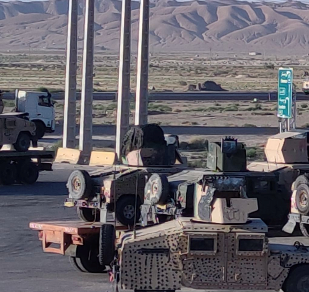 军用装甲车辆现身伊朗。图源：谢里菲推特