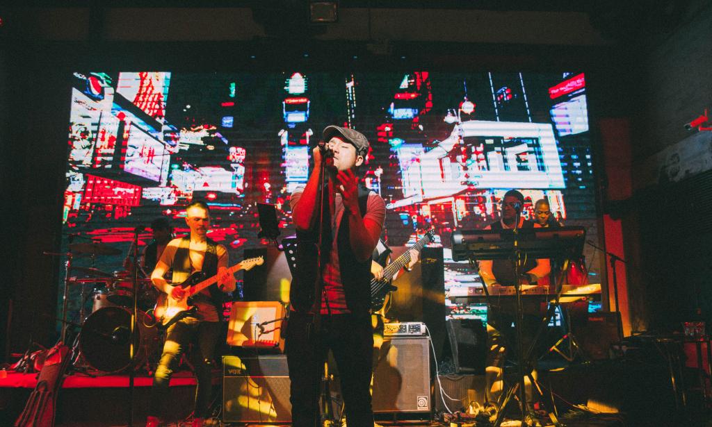 "乐谱"乐队在酒吧内演出.图片由受访者提供