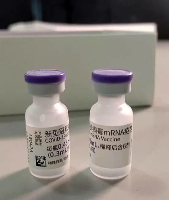 该批BNT疫苗瓶身有简体字标识。图自台“卫福部食药署”