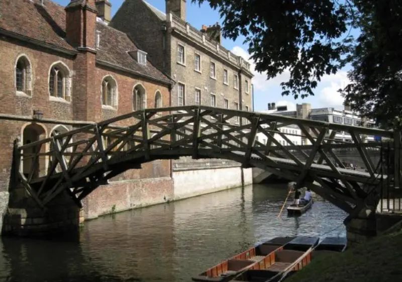 剑桥大学的数学桥,相传由牛顿设计.蔡天新 摄