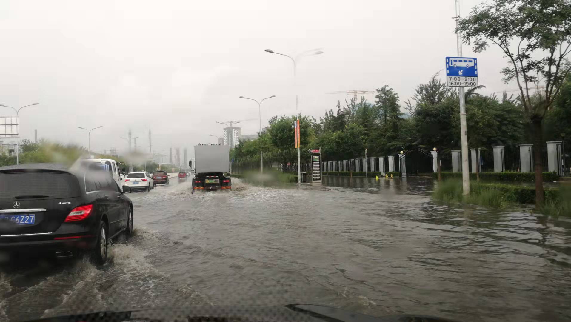 金安桥发生积水,石景山区多部门迅速响应,现已恢复通车