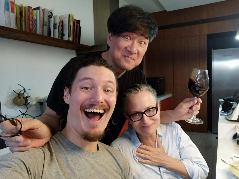 近日,周华健儿子周厚安晒出了一组早前一家人为其庆生的合照.