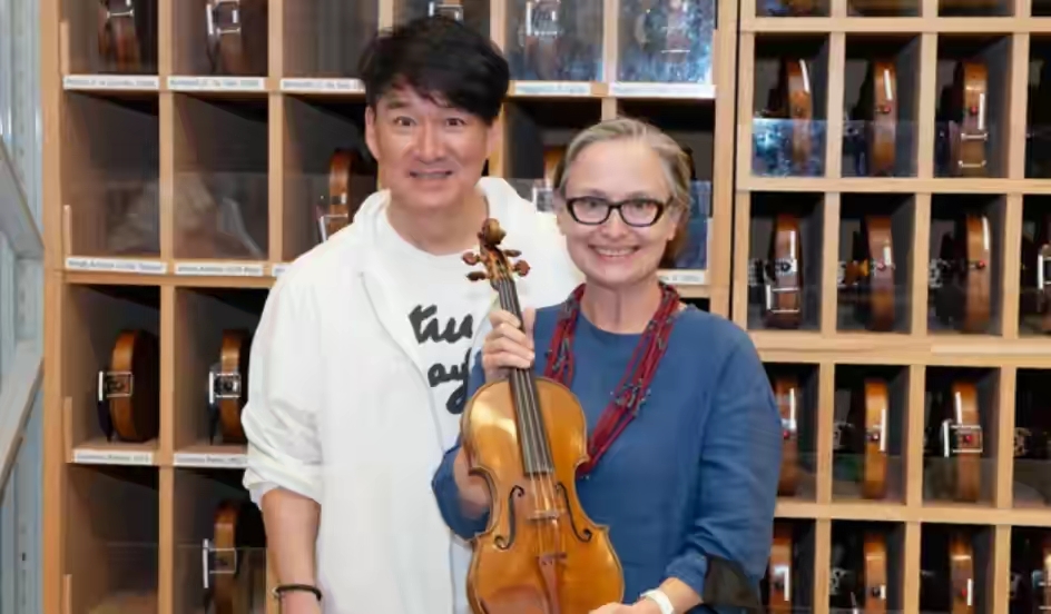 1990年,周华健的大儿子周厚安出生.1994年,周华健的女儿周厚恩出生.