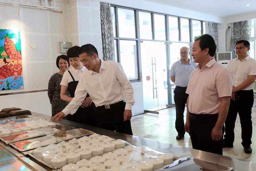 九龙坡区代理区长李顺调研谢家湾学校