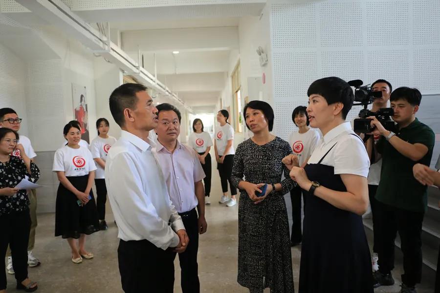 九龙坡区代理区长李顺调研谢家湾学校