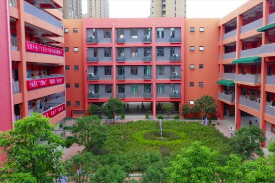 新学期,武汉市武昌区珞珈山小学精心准备,为师生营造安全温馨的工作和