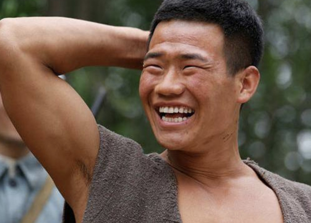 "嘎子哥"谢孟伟又拍新网大,上线6天票房25万,被直播反噬明显