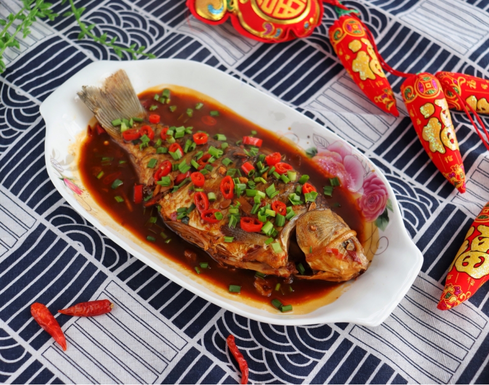 红烧鲫鱼的家常做法只需简单几步肉质鲜嫩无腥味