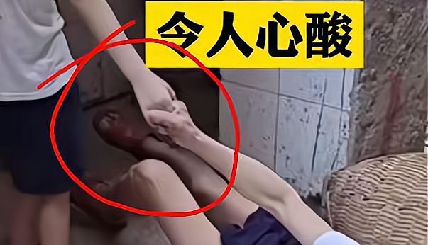 四川一老人摔倒无人敢扶,小男孩欲上前搀扶被制止：莫拉,莫拉!休闲区蓝鸢梦想 - Www.slyday.coM