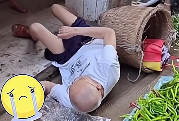 四川一老人摔倒无人敢扶,小男孩欲上前搀扶被制止：莫拉,莫拉!休闲区蓝鸢梦想 - Www.slyday.coM