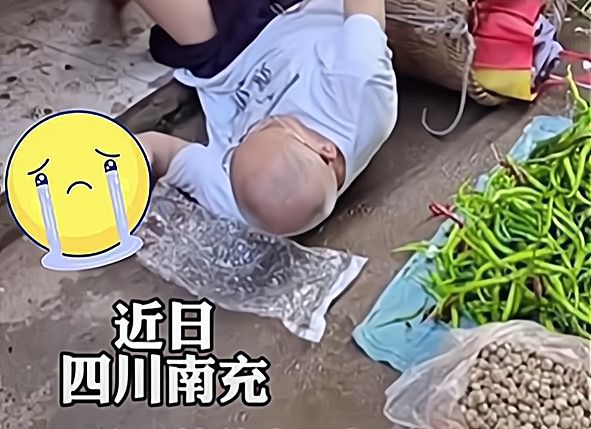 四川一老人摔倒无人敢扶,小男孩欲上前搀扶被制止：莫拉,莫拉!休闲区蓝鸢梦想 - Www.slyday.coM
