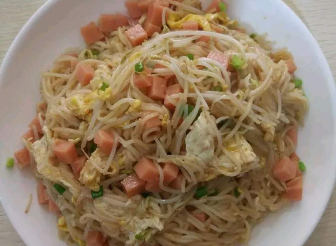 鸡蛋火腿肠炒米粉|火腿肠|香菜|备用_新浪新闻