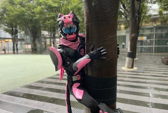 假面骑士revice粉丝cos维斯拍摄中途皮套裂开卖家慌了