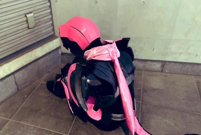 假面骑士revice粉丝cos维斯拍摄中途皮套裂开卖家慌了