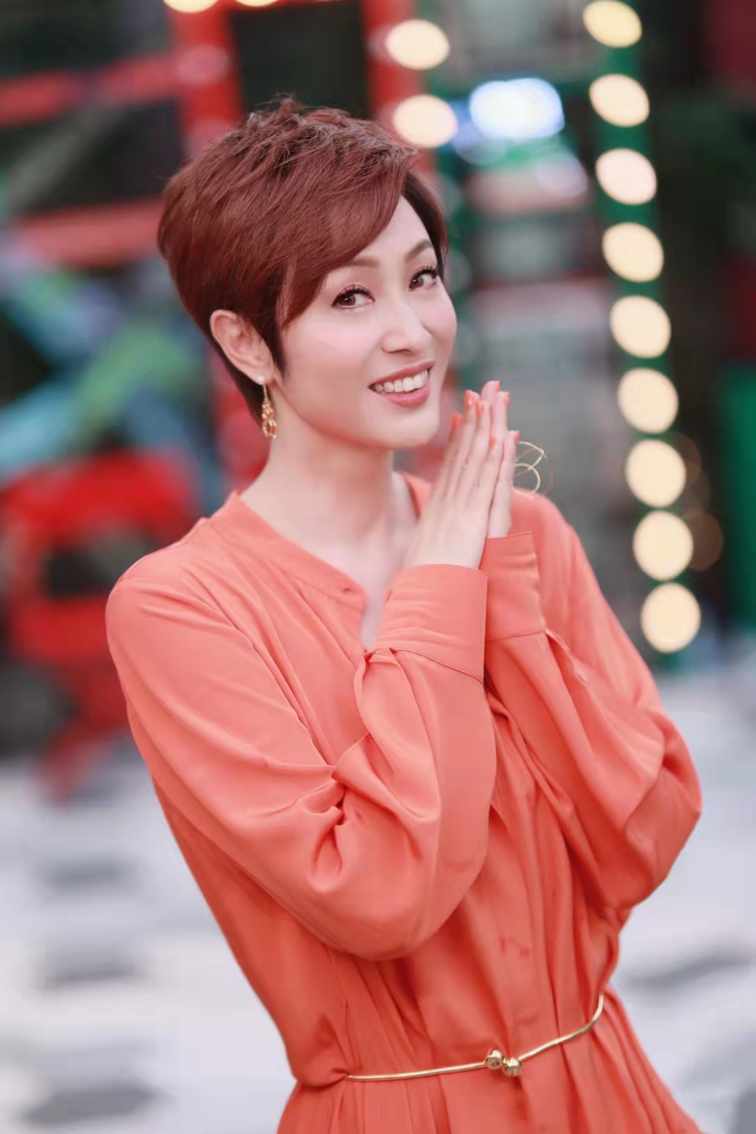 陈法蓉身着 st. john 蚕丝连衣裙和结饰腰环亮相综艺