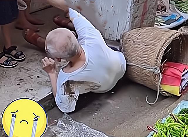 四川一老人摔倒无人敢扶,小男孩欲上前搀扶被制止：莫拉,莫拉!休闲区蓝鸢梦想 - Www.slyday.coM