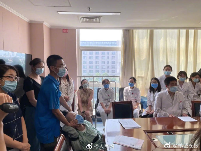 立志做中国的“霍金”！体重18公斤北航新生到校报到休闲区蓝鸢梦想 - Www.slyday.coM