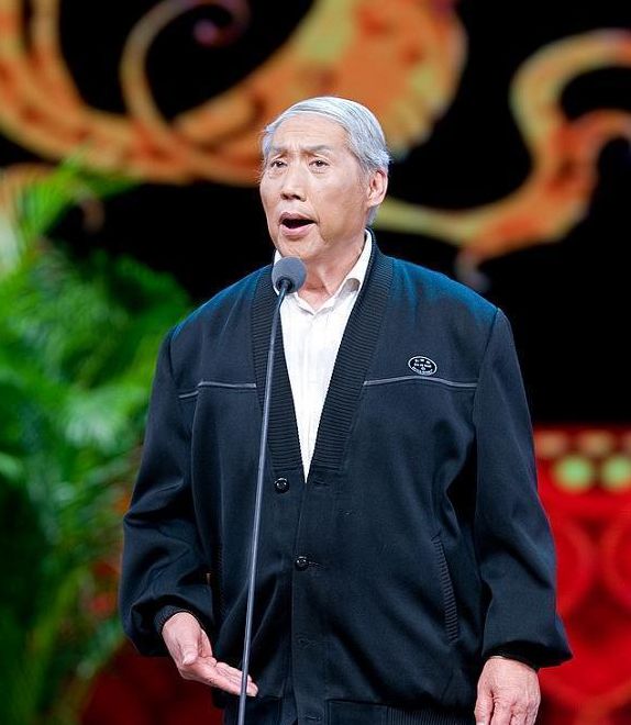 钱浩梁去世一周年让人怀念,《红灯记》多数演员离去,刘长瑜健在__财经