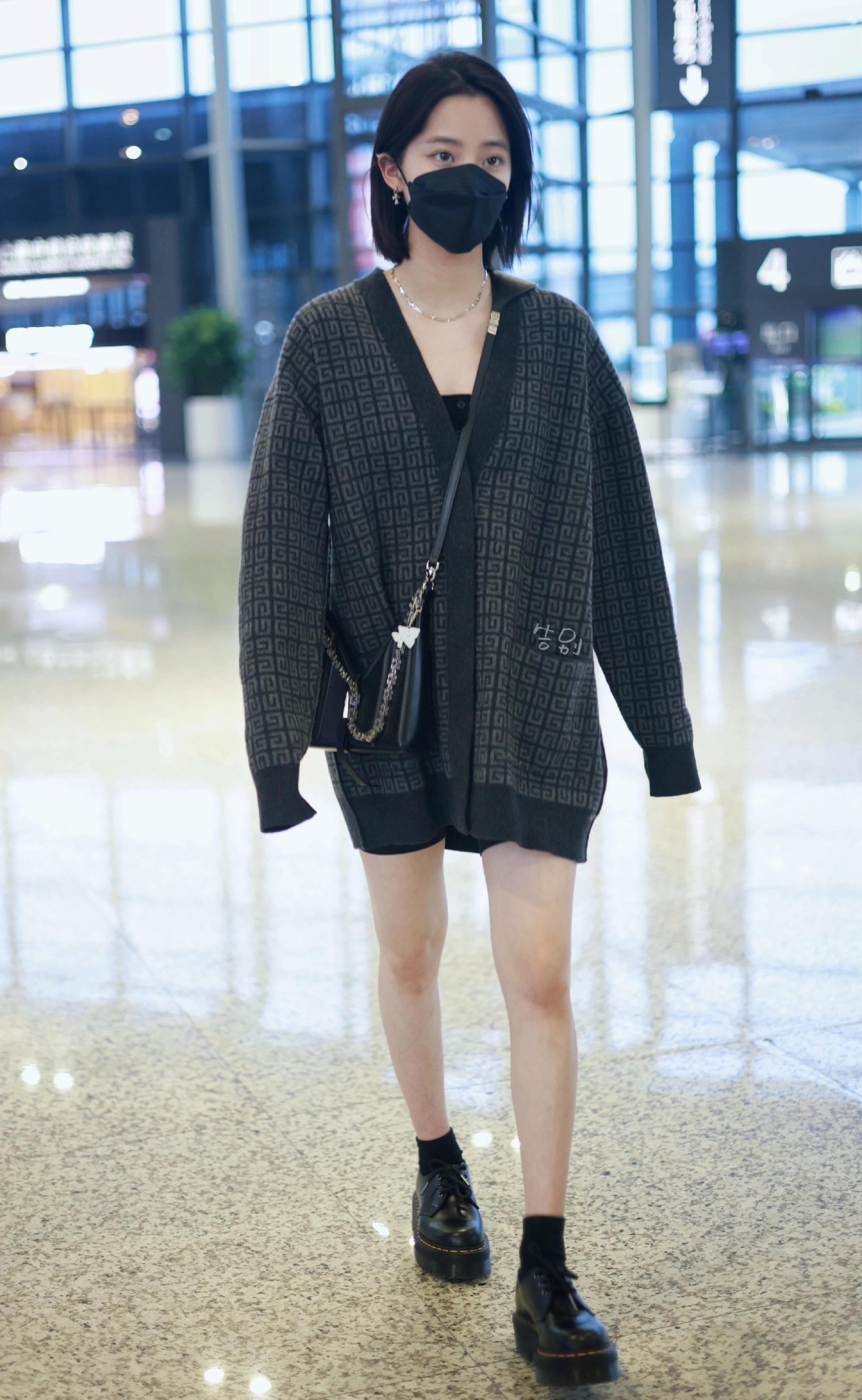 欧阳娜娜机场大咖秀毛衣开衫搭配紧身短裤齐眉短发很养眼