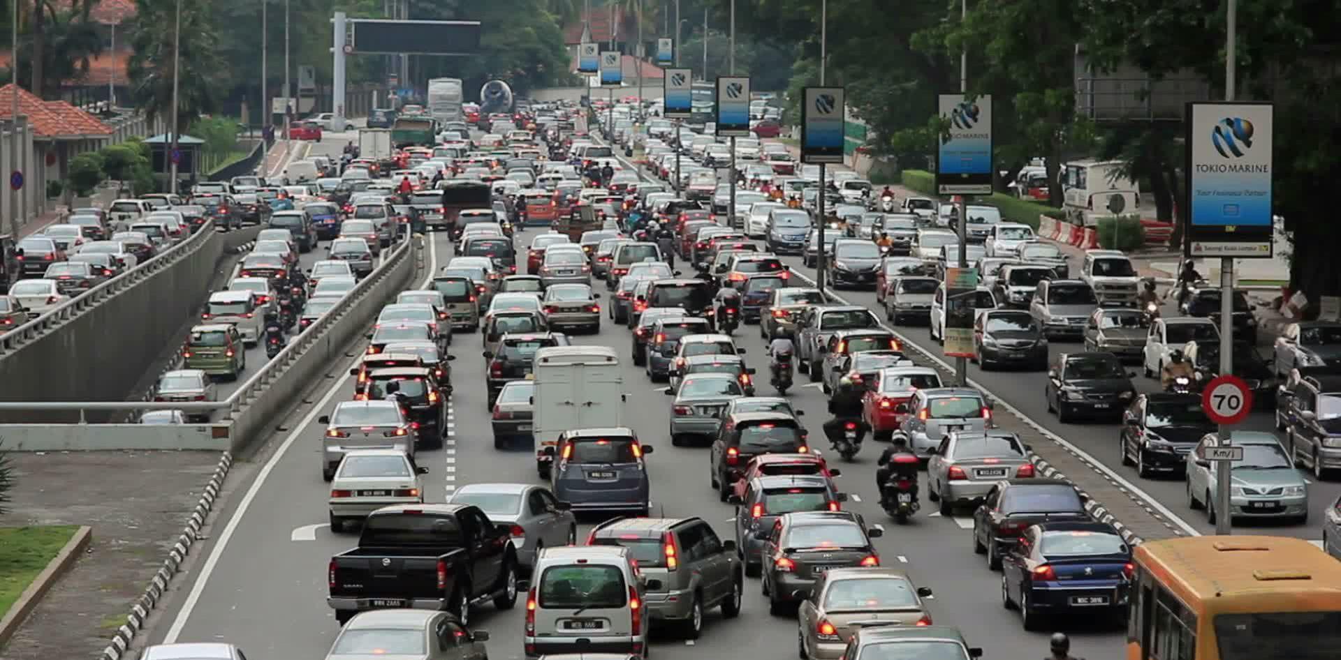 又看到加塞的司机,一怒之下撞了上去,车主需要负责吗?