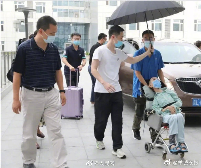 立志做中国的“霍金”！体重18公斤北航新生到校报到休闲区蓝鸢梦想 - Www.slyday.coM