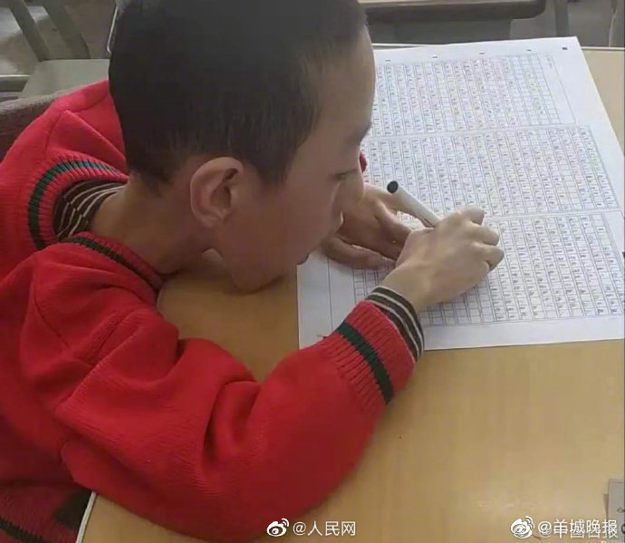 立志做中国的“霍金”！体重18公斤北航新生到校报到休闲区蓝鸢梦想 - Www.slyday.coM