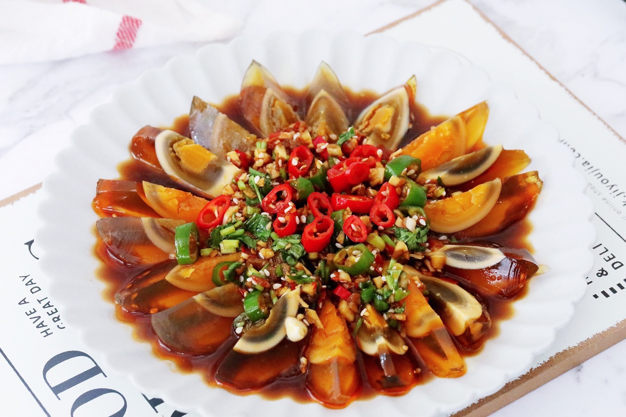 下饭解馋的凉拌松花蛋,好吃美味,制作简单|松花蛋|凉拌|皮蛋_新浪新闻