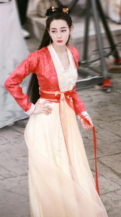 迪丽热巴新剧路透照,古装造型清新灵动,美回"小凤九"