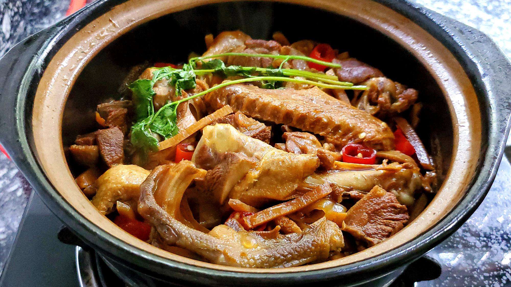 美味的火腿鸭肉煲