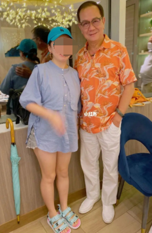 71岁老戏骨潘志文罕露面面色红润法令纹明显与粉丝合照无架子