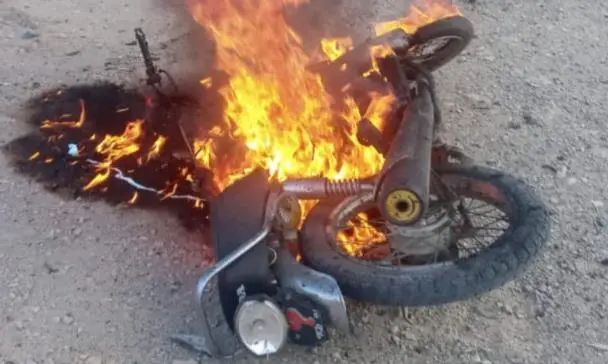 爆炸现场一辆燃烧的摩托车（图片来源：巴基斯坦黎明电视台）