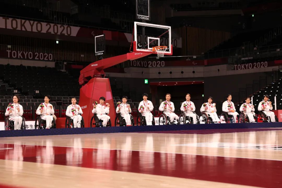 广州姑娘张雪梅，担任残奥会闭幕式旗手！看了她的手好心疼休闲区蓝鸢梦想 - Www.slyday.coM