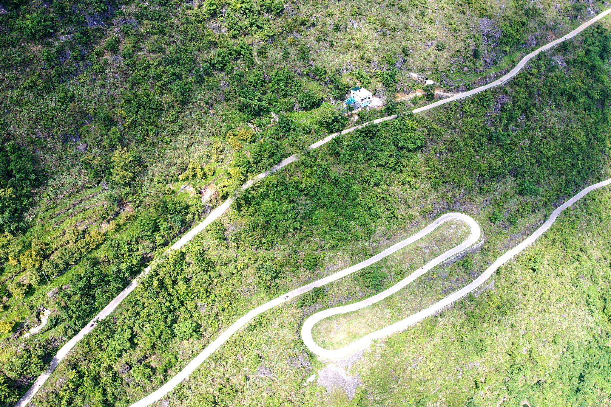 这是广西都安瑶族自治县菁盛乡境内的盘山公路(9月1日摄,无人机照片).