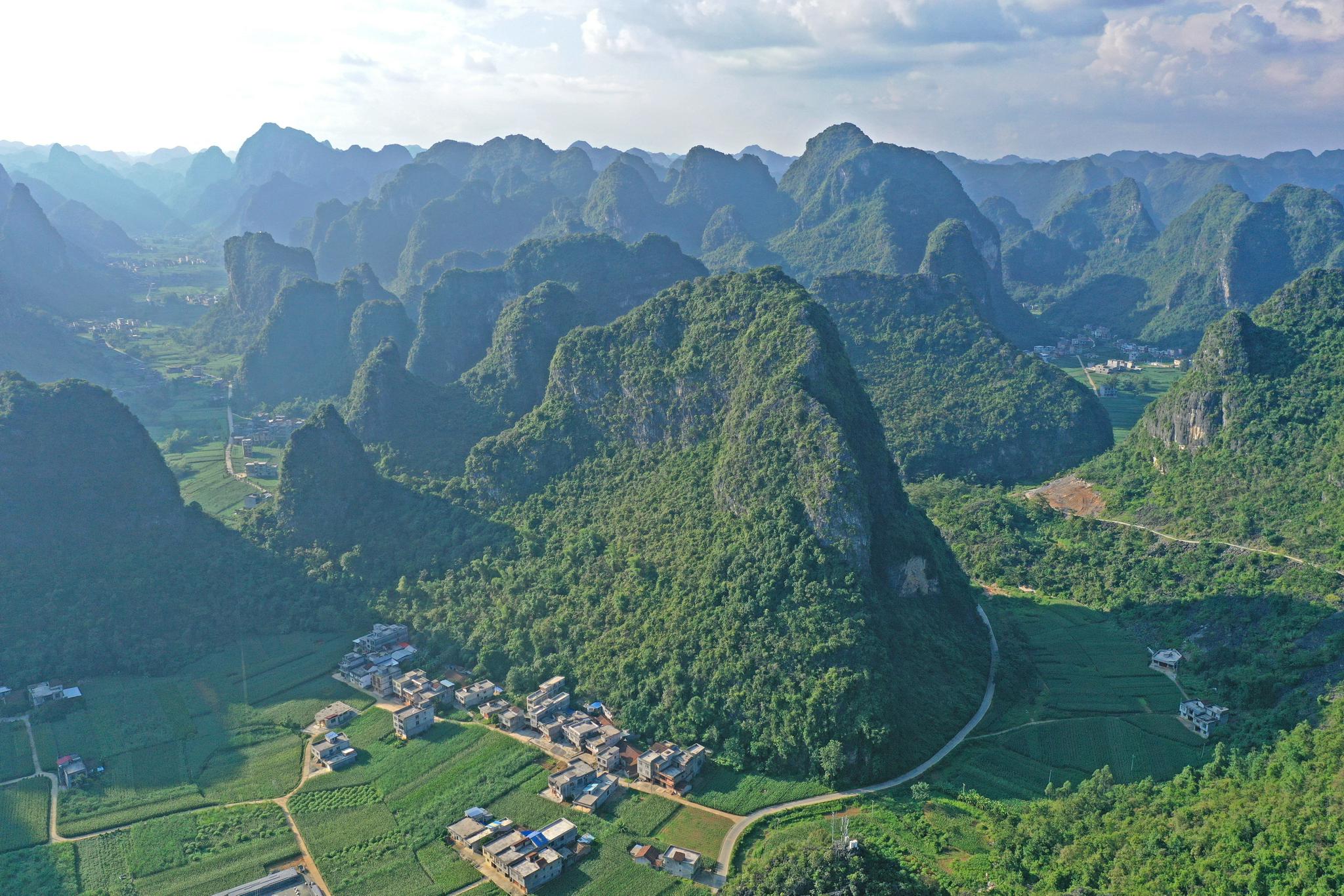 这是广西都安瑶族自治县东庙乡境内的乡村公路(9月2日摄,无人机照片).