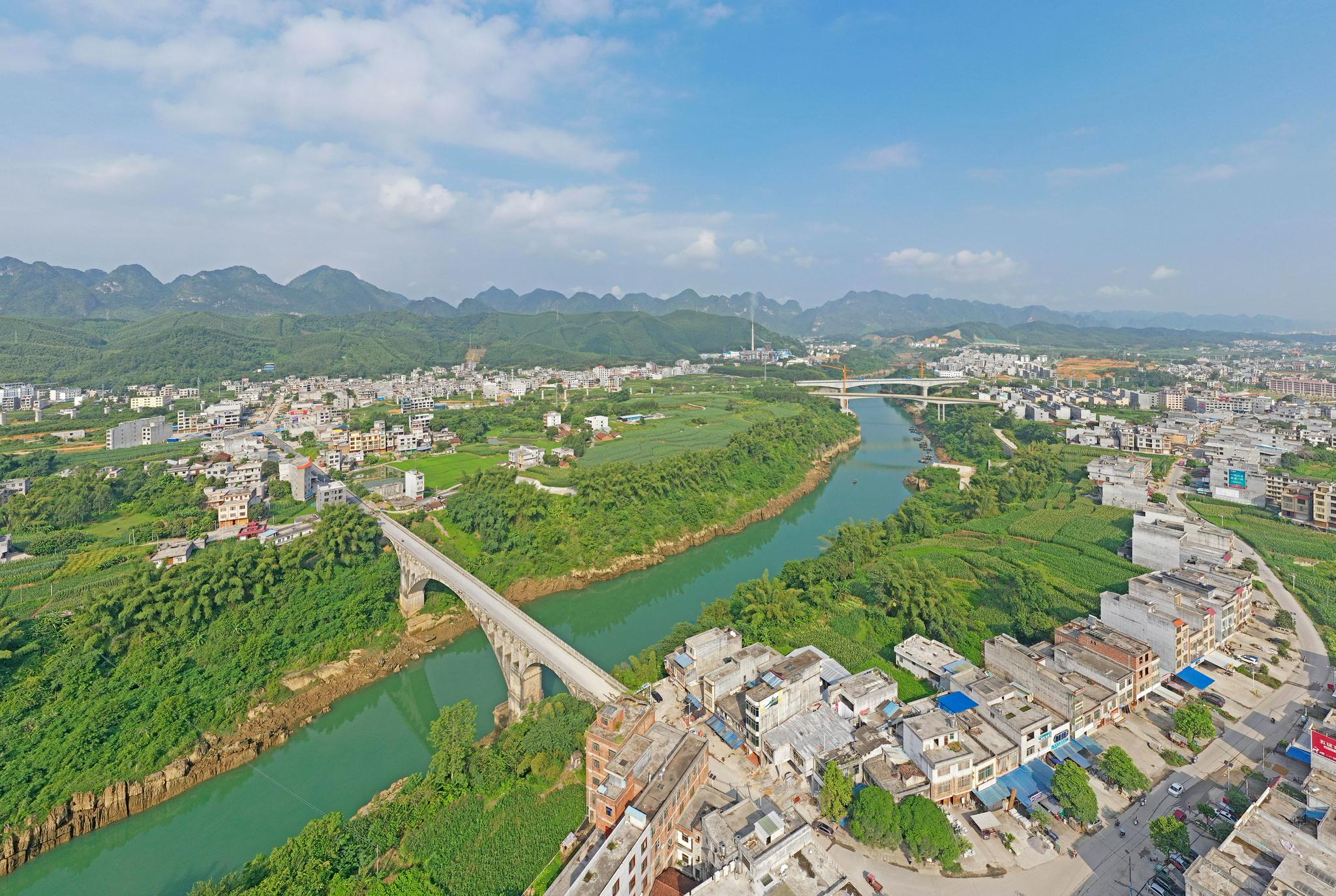 这是广西都安瑶族自治县境内红水河上的桥梁(9月1日摄,无人机照片).