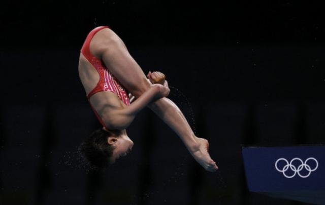 全红婵奥运夺冠只是运气好？20人10米台围观，她再次用实力说话休闲区蓝鸢梦想 - Www.slyday.coM