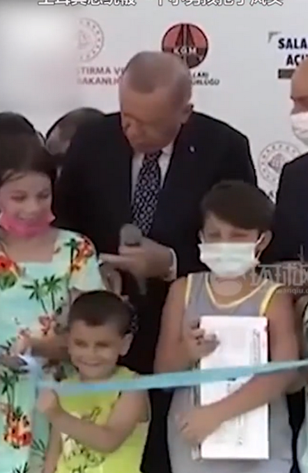 土耳其总统被 “抢风头” ：一个小男孩抢先一步剪断彩带……休闲区蓝鸢梦想 - Www.slyday.coM