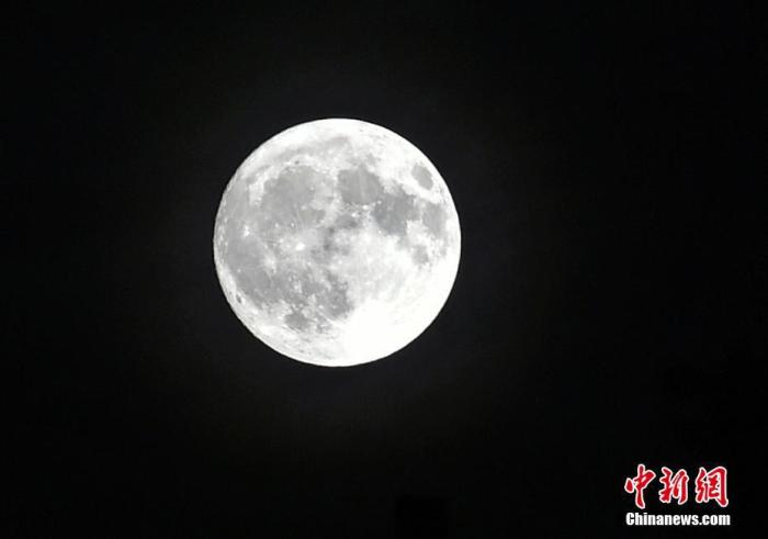 资料图：2018年9月24日，北京，一轮明月当空照，中秋之夜月亮圆。 中新社记者 翟璐 摄