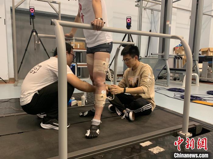 学院运动技能研究中心实验室,杨宸灏正在为运动员进行肌电活动测试